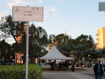 � dedicata alla pi� alta carica della chiesa cattolica, ma l'unica "religione" che sembra ospitare � il consumo di alcolici. Parliamo di piazzetta dei Papi, particolare angolo del quartiere Poggiofranco di Bari che non solo accoglie uno dei pochi giardini pubblici cittadini, ma � soprattutto la patria cittadina delle enoteche